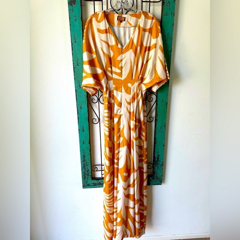 Love Highlight upscale jumpsuit. Palm print this is a summer vacay dream! Sz M.